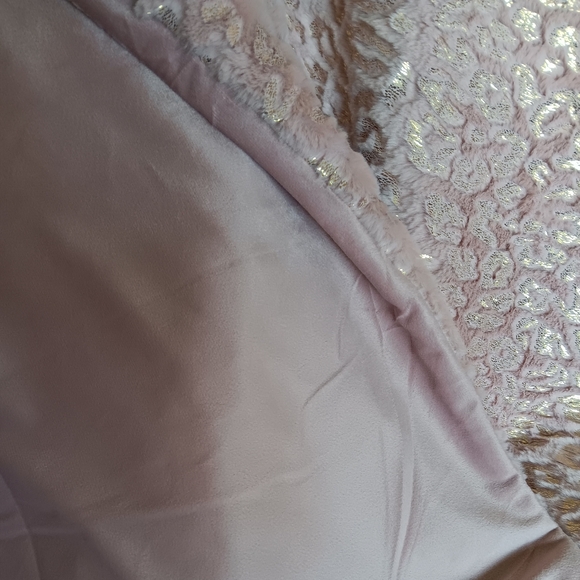 New Faux Fur Thrown - Picture 2 of 3